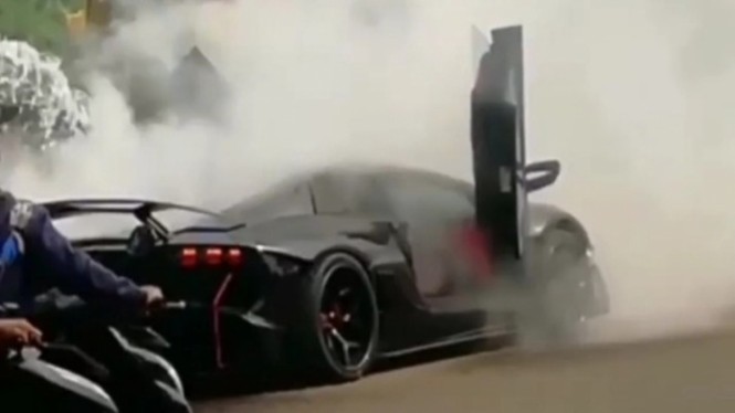 Penampakan Mobil  Lamborghini  Raffi  Ahmad yang  Terbakar  di 