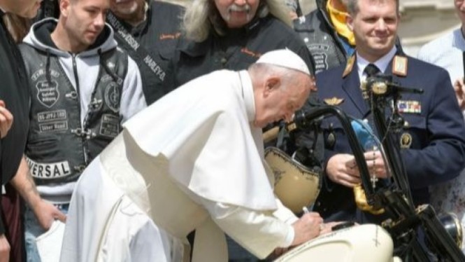 Paus Fransiskus Lelang  Moge  Suci  Laku Berapa 100KPJ com