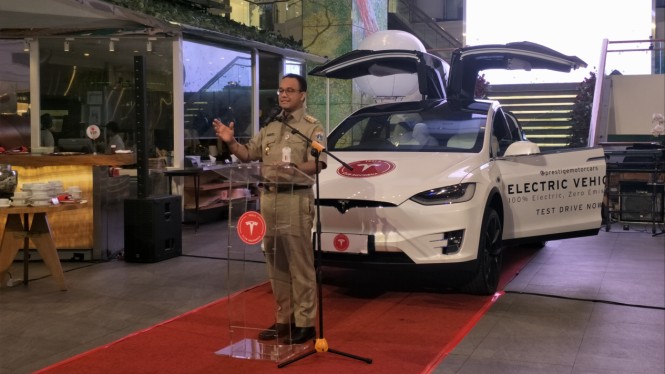 Gubernur DKI Bebaskan BBN Mobil Listrik Harga Tesla Turun 