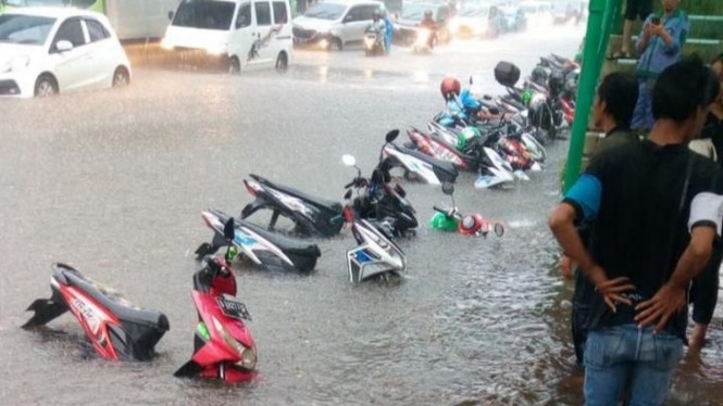 Jangan Panik Begini Pertolongan Pertama Motor Kena Banjir 3588