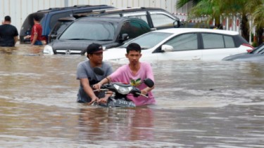 Trik Pedagang Hilangkan Bau Apek Interior  Mobil  Bekas  Banjir
