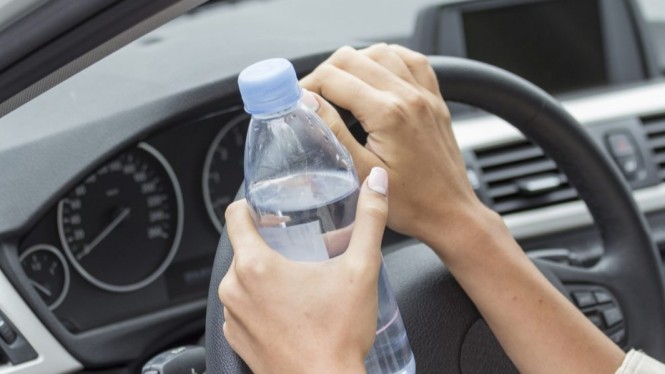 Benar Gak Sih Minum Air Kemasan yang Tertinggal di Mobil Berbahaya?