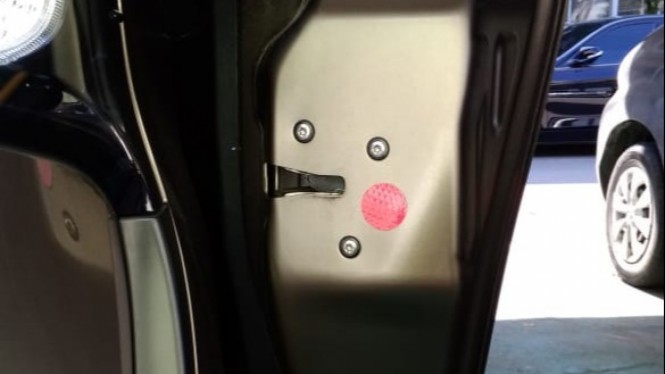 Jarang yang Tahu, Ini Fungsi Stiker di Sisi Dalam Pintu Mobil