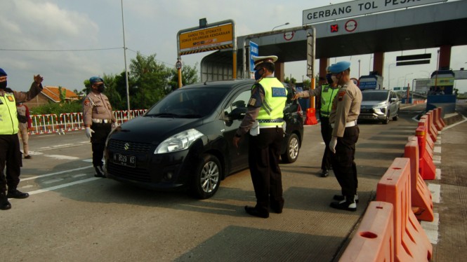 Sejumlah Gerbang Tol  Arah  Jakarta  Ditutup  Guna Halau 