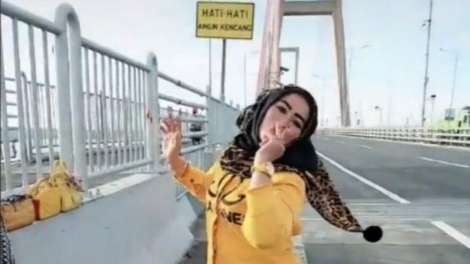Emak-Emak Joget Tik-Tok di Jembatan Suramadu Didenda Rp500 ribu?