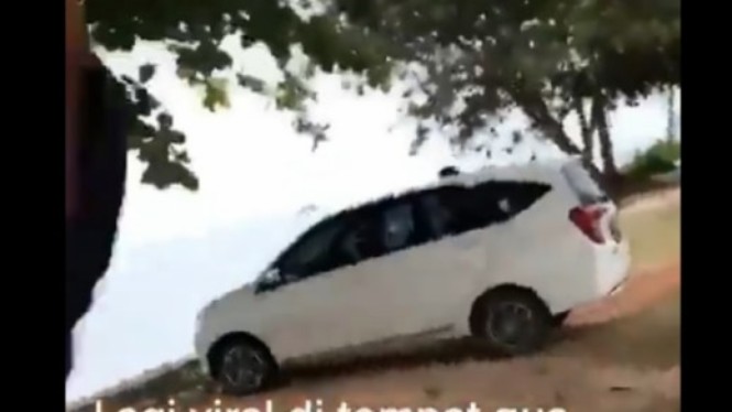 Warga Gerebek 2  PNS  Bintan Mesum  Dalam Mobil Tisu Berhamburan