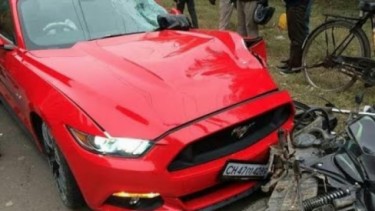 Ilustrasi kecelakaan mobil Mustang dengan sepeda motor