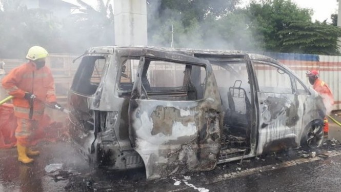 Terulang Lagi, Mobil Toyota Alphard Tiba-tiba Terbakar Di Tol Jagorawi