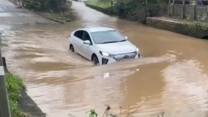 660 Mobil Listrik Kena Banjir Gratis Terbaru