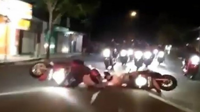 Malam foto dari orang hari motor jatuh Militer Myanmar