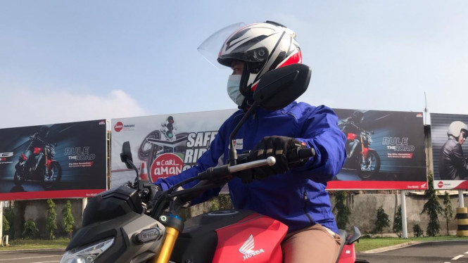  Posisi  Jari Tangan  yang  Benar  saat Naik Motor Bisa Bahaya 