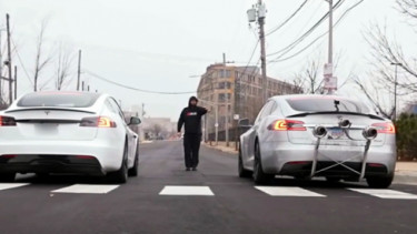 Adu balap dua Tesla Model S