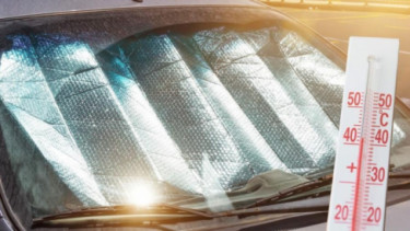 Ilustrasi mobil di bawah matahari, merusak wiper