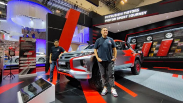 Rifat Sungkar bersama Mitsubishi Ralliart New Triton