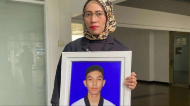 Sang Ibu bersama foto Muhammad Hasya Attalah