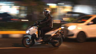 Tips mengendarai motor di malam hari