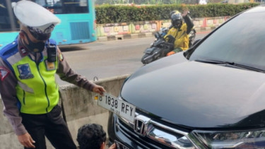 Honda CR-V pakai plat RF palsu ditilang Polisi