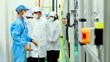 Presiden Jokowi berkunjung ke pabrik baterai kendaraan listrik